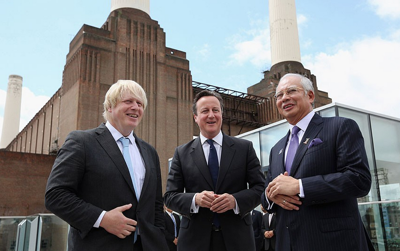 Da sinistra: il sindaco di Londra (Boris Johnson) il primo ministro inglese (David Cameron) e il primo ministro della Malesia Datuk Seri Najib Razak alla cerimonia d'inizio lavori alla Battersea Power Station (4 luglio 2013). Source: Daily Telegraph