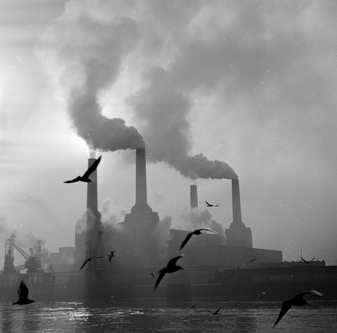 Contributo della Battersea Power Station all'inquinamento di Londra e alle sue atmosfere fumose (getty images)